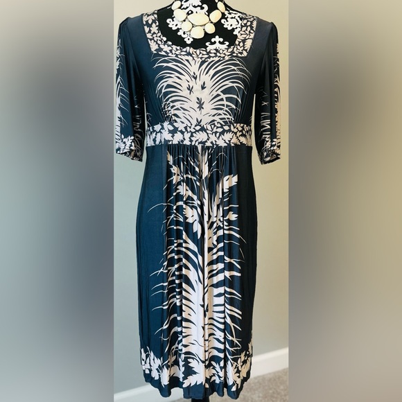 BCBGMaxAzria Dresses & Skirts - BCBGMaxAzria Navy and White Floral Dress size Medium